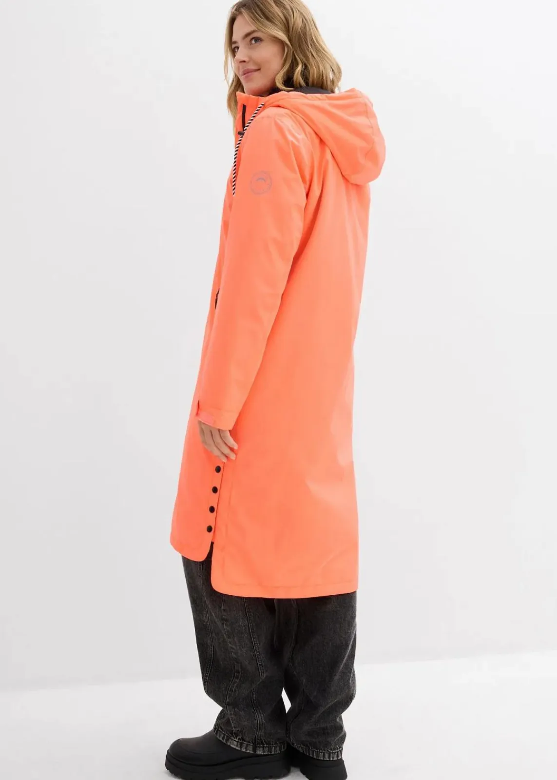 bonprix Nachhaltigere Materialien|Jacken & Mäntel^wasserdichter, wattierter Regenmantel in Midi-Länge neonorange/schwarz