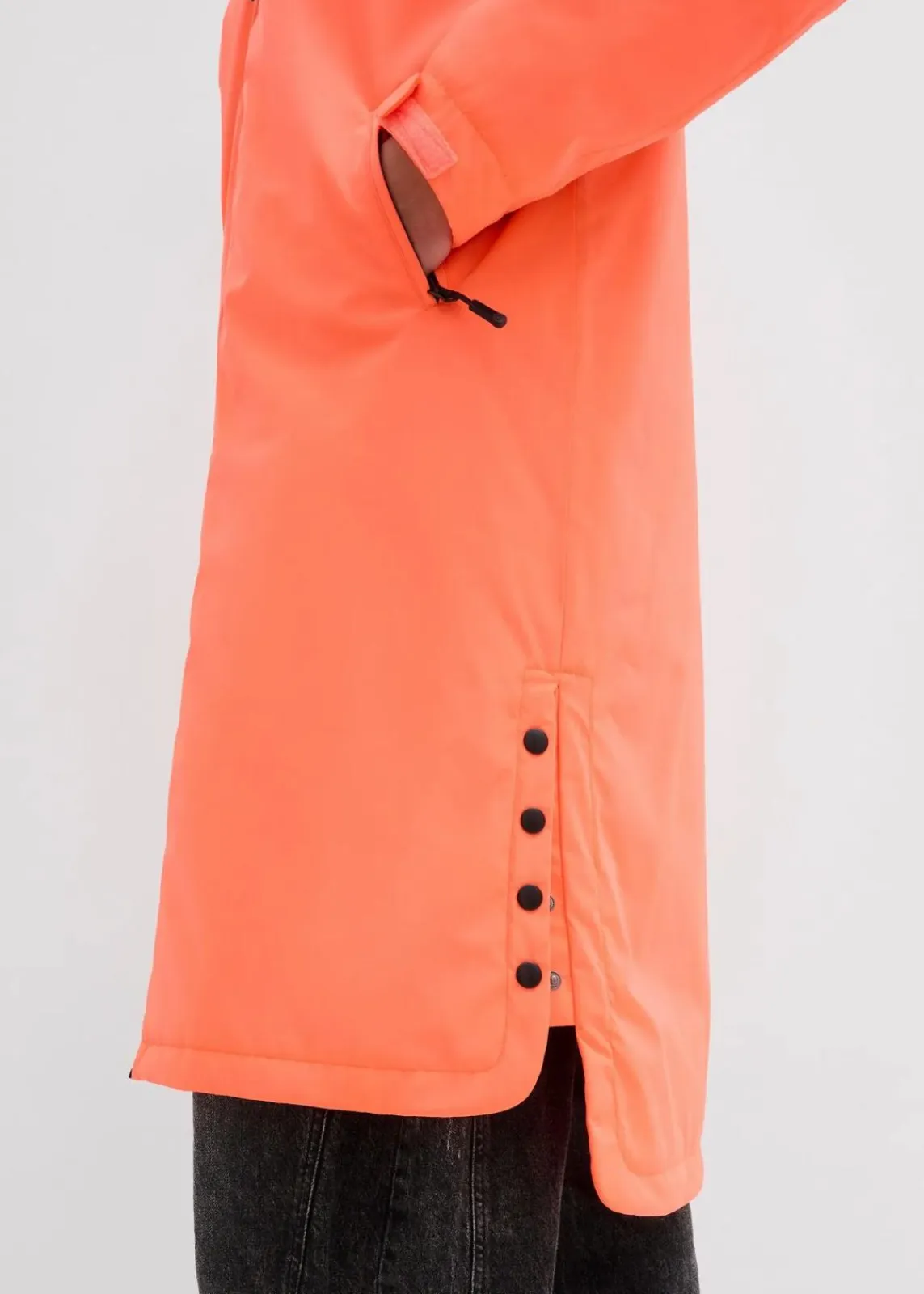 bonprix Nachhaltigere Materialien|Jacken & Mäntel^wasserdichter, wattierter Regenmantel in Midi-Länge neonorange/schwarz