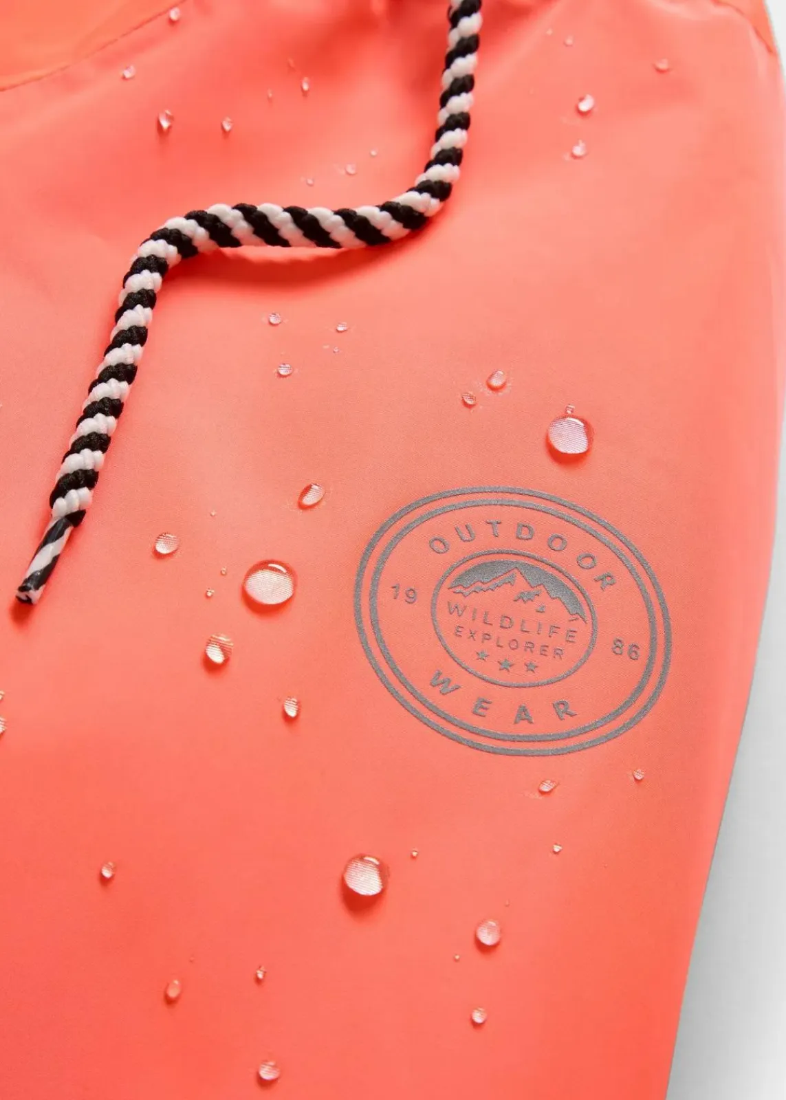 bonprix Nachhaltigere Materialien|Jacken & Mäntel^wasserdichter, wattierter Regenmantel in Midi-Länge neonorange/schwarz