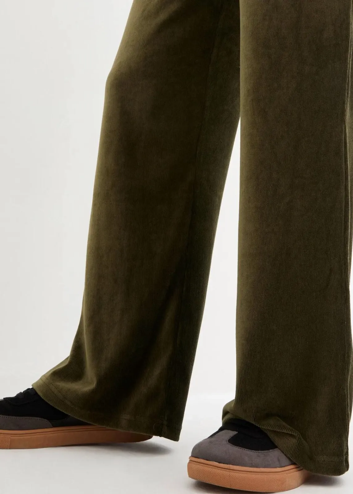 bonprix Bekleidung·Kleider|Hosen^Weite Schlupfhose in Cordoptik dunkeloliv