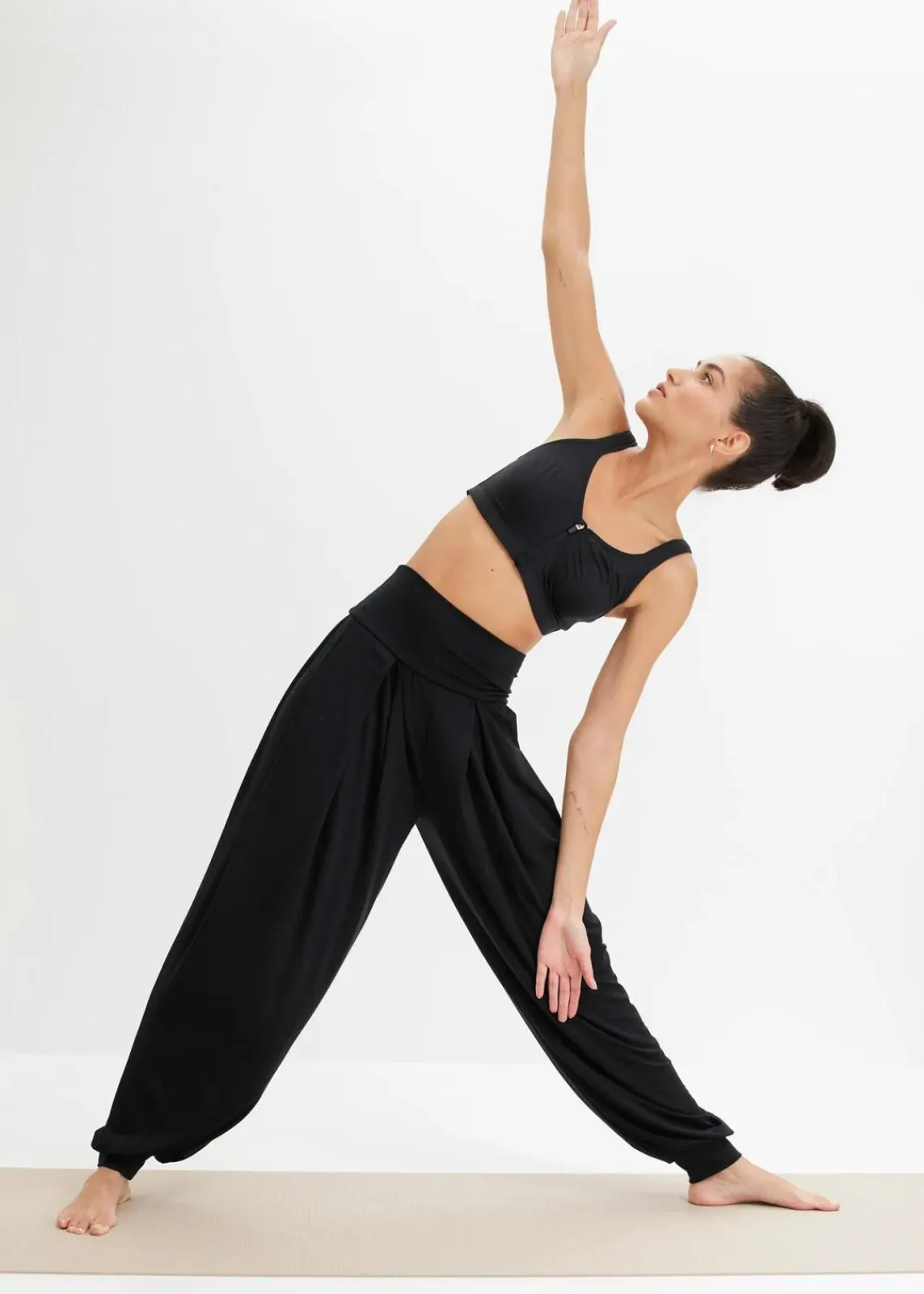 bonprix Bekleidung·Sweat|Bekleidung·Kleider^Weite Sporthose mit umklappbaren Bund schwarz
