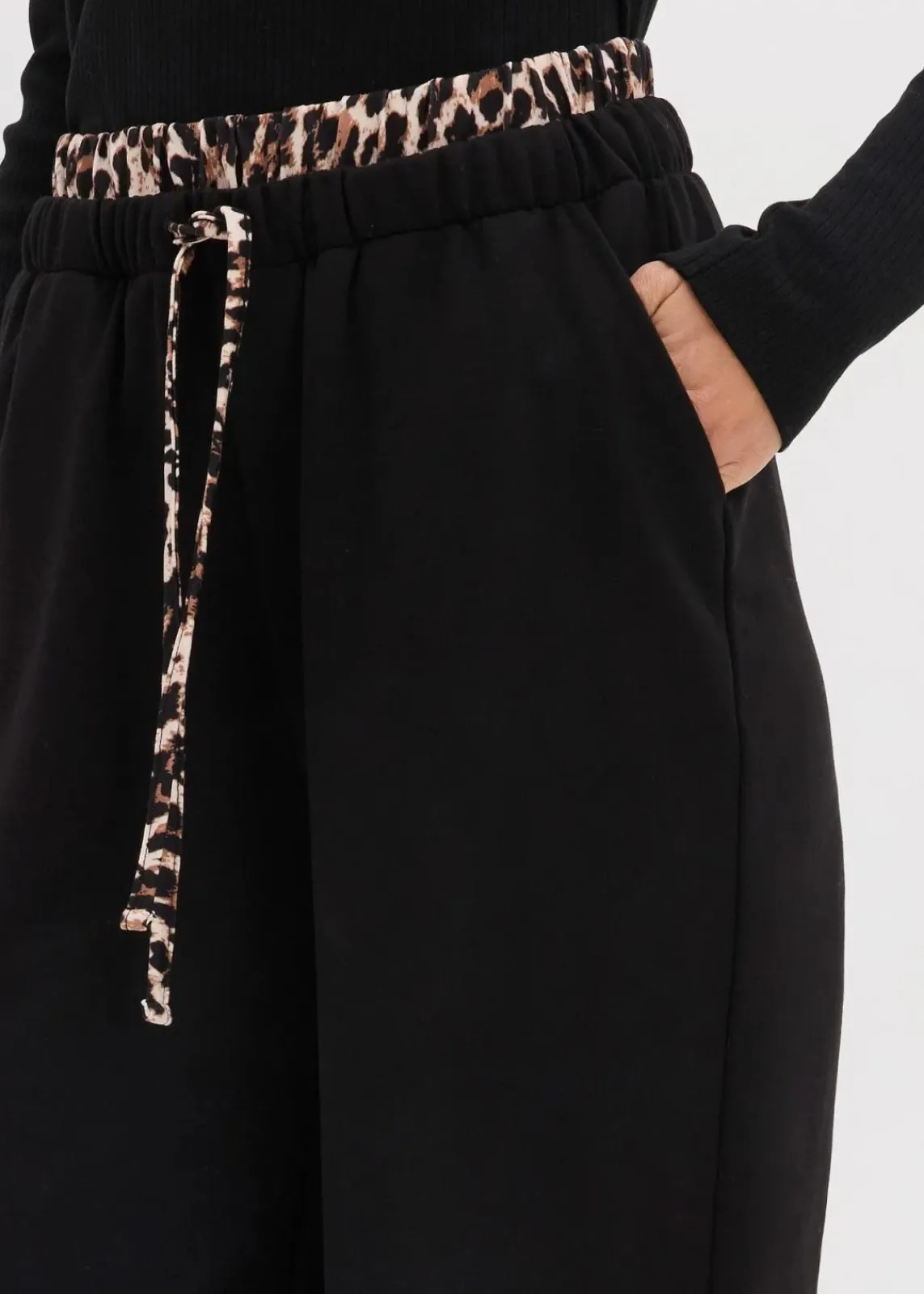 bonprix Bekleidung·Blusen & Tuniken|Bekleidung·Kleider^Weite Sweathose mit Kontrastbund schwarz leo bedruckt