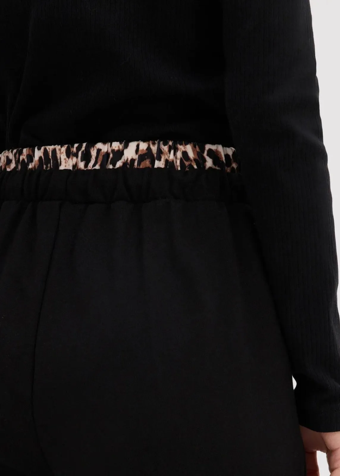 bonprix Bekleidung·Blusen & Tuniken|Bekleidung·Kleider^Weite Sweathose mit Kontrastbund schwarz leo bedruckt