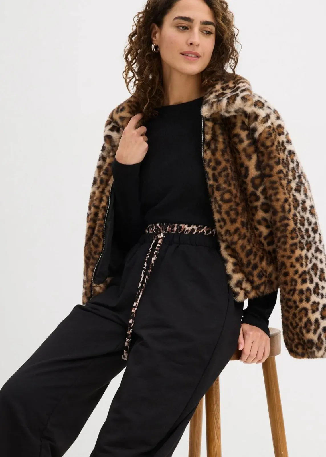bonprix Bekleidung·Blusen & Tuniken|Bekleidung·Kleider^Weite Sweathose mit Kontrastbund schwarz leo bedruckt