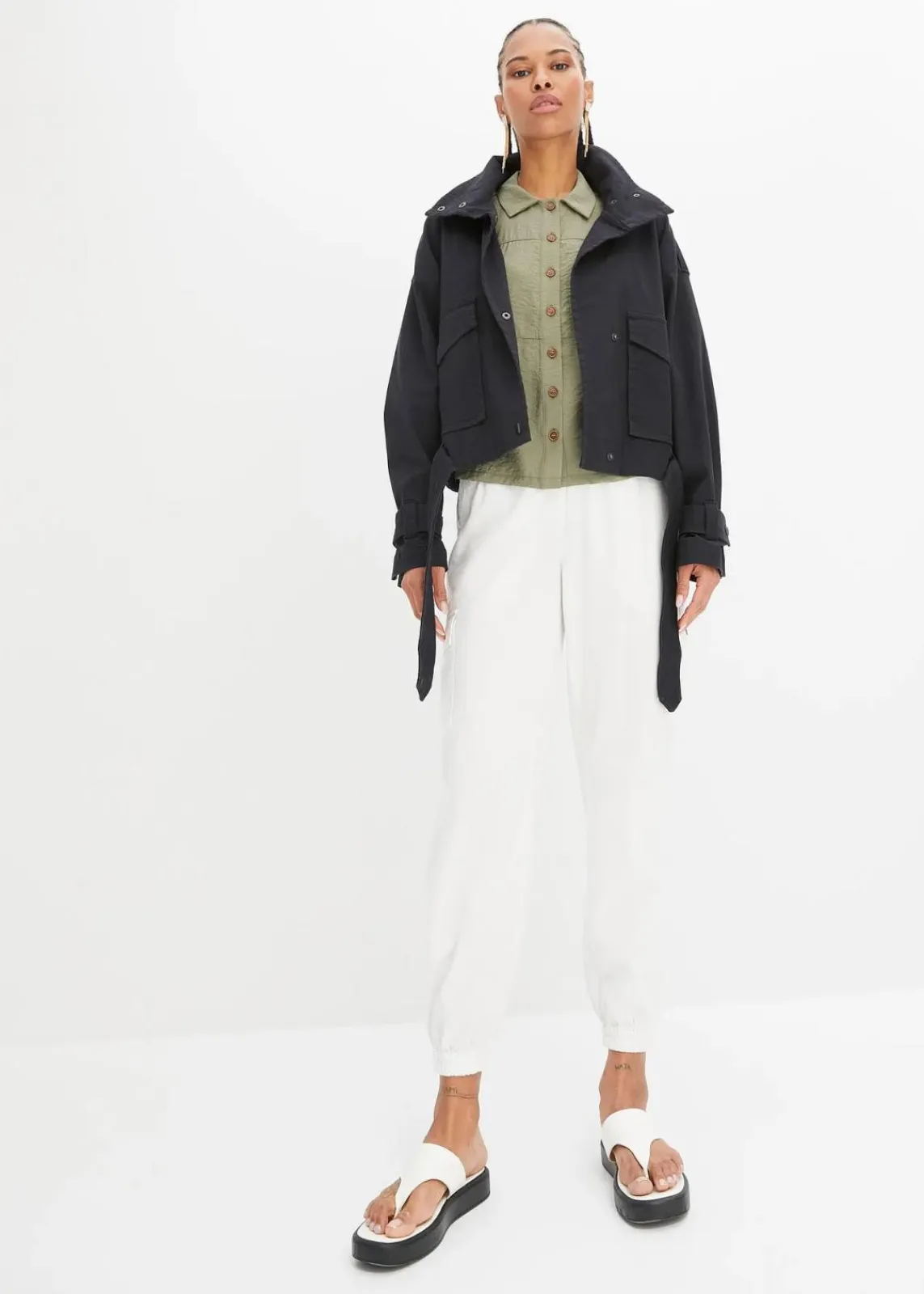 bonprix Nachhaltigere Materialien|Jacken & Mäntel^Weite Twill-Jacke mit aufgesetzten Taschen schwarz
