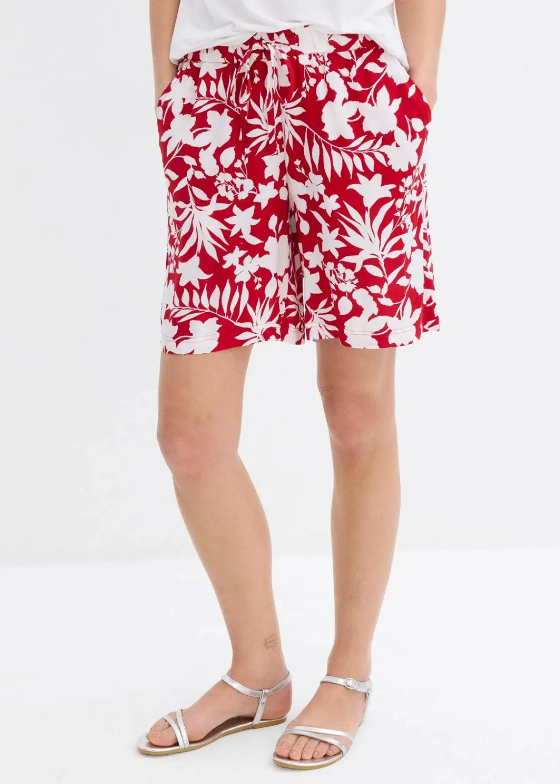 bonprix Nachhaltigere Materialien|Hosen^Weite Viskose Shorts mit High-Waist-Bequembund chillirot/weiß floral