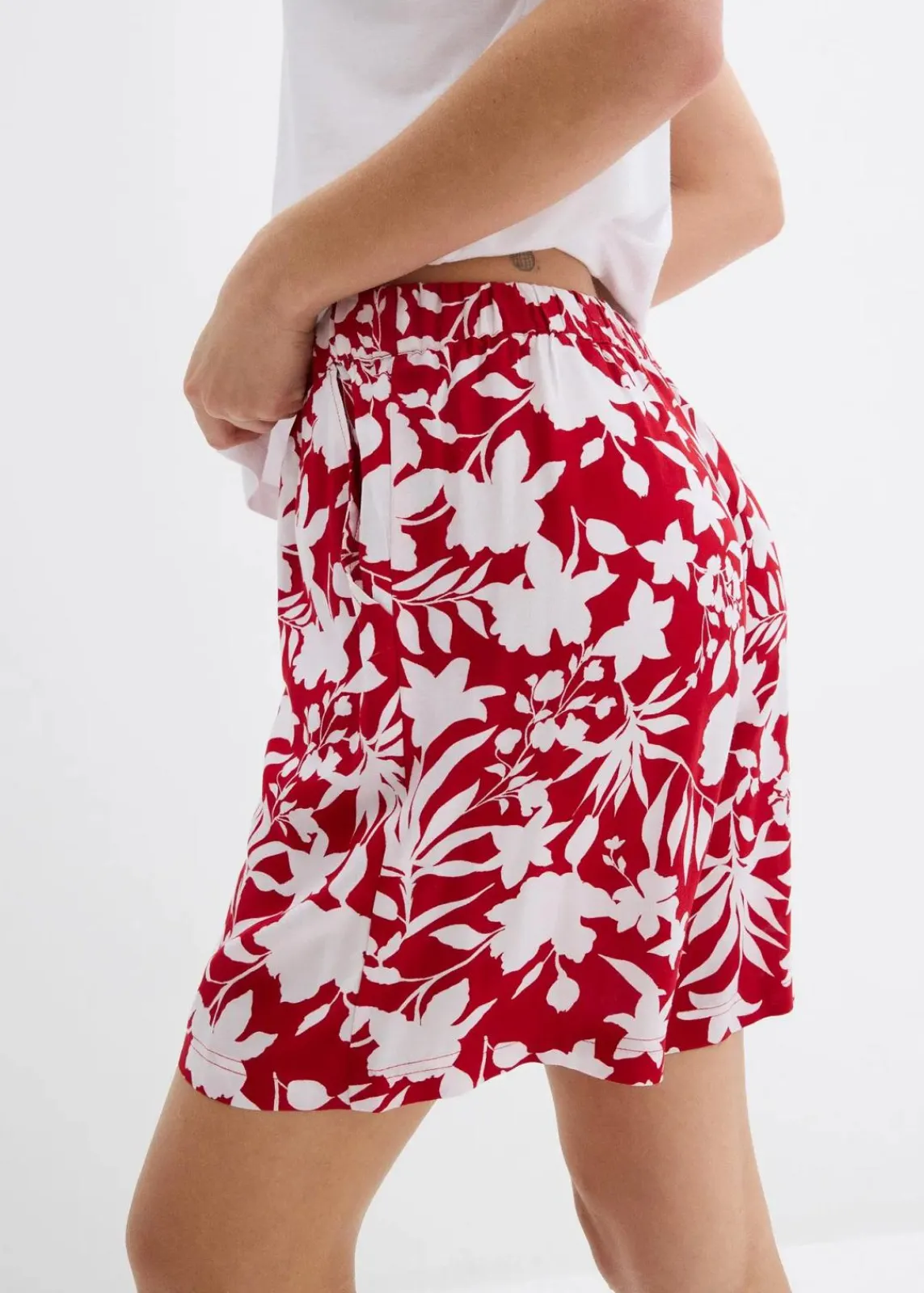 bonprix Nachhaltigere Materialien|Hosen^Weite Viskose Shorts mit High-Waist-Bequembund chillirot/weiß floral