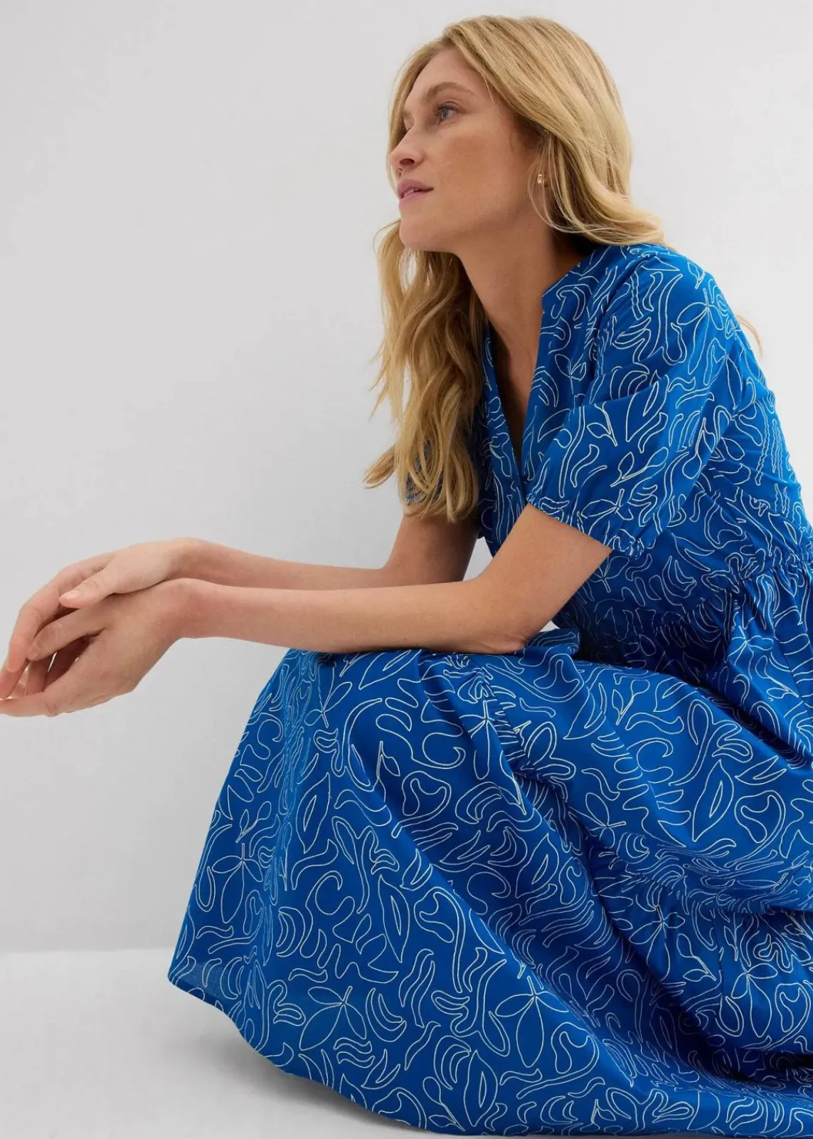 bonprix Kleider^Weites Midikleid aus reiner Baumwolle arktikblau/wollweiß bedruckt