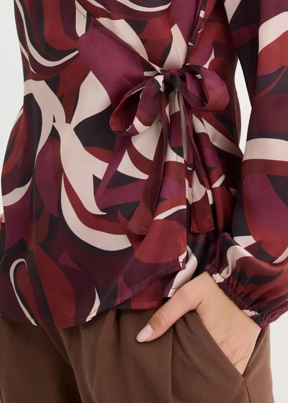 bonprix Bekleidung·Jacken & Mäntel|Blusen & Tuniken^Wickelbluse aus fließendem Satin weinrot/mattbeige bedruckt
