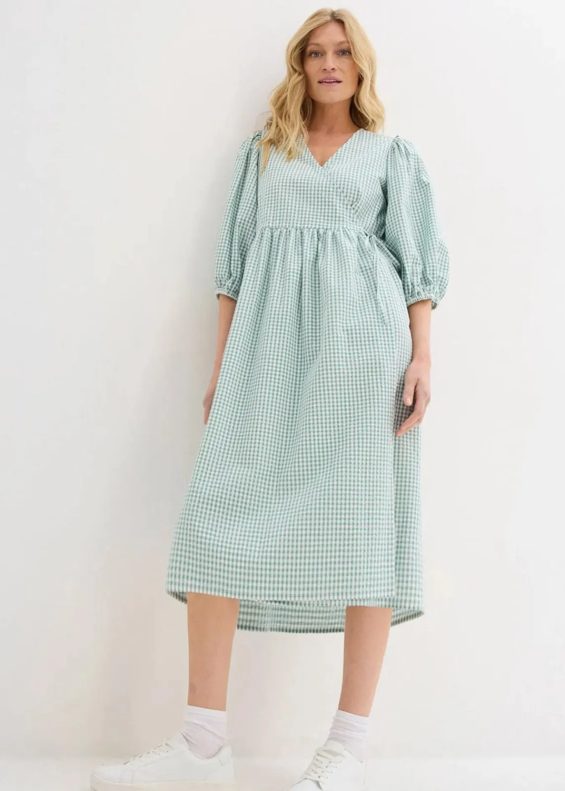 bonprix Kleider|Bekleidung·Pullover & Strickjacken^Wickelkleid aus Strukturmaterial rauchsalbei/wollweiß kariert