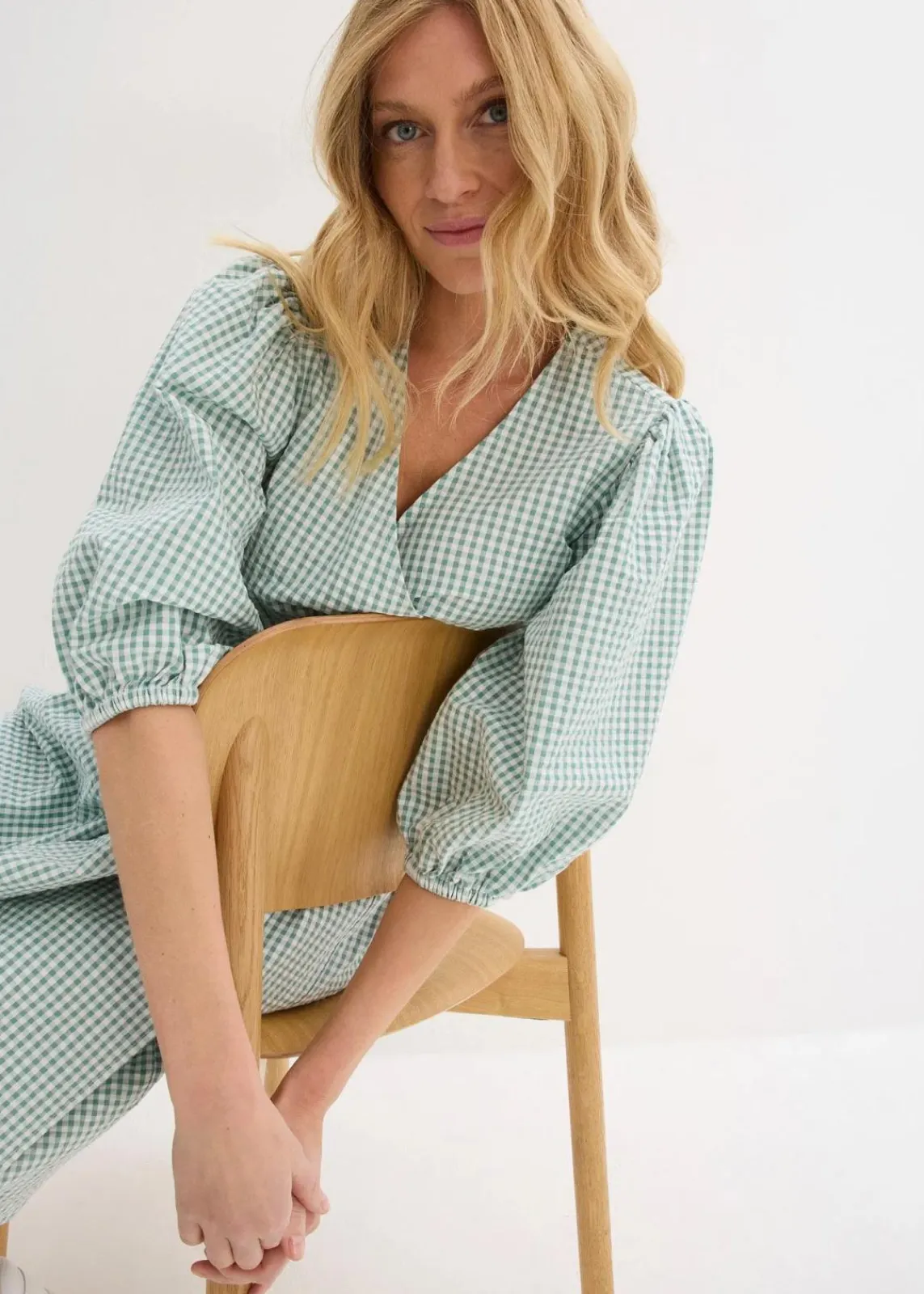 bonprix Kleider|Bekleidung·Pullover & Strickjacken^Wickelkleid aus Strukturmaterial rauchsalbei/wollweiß kariert