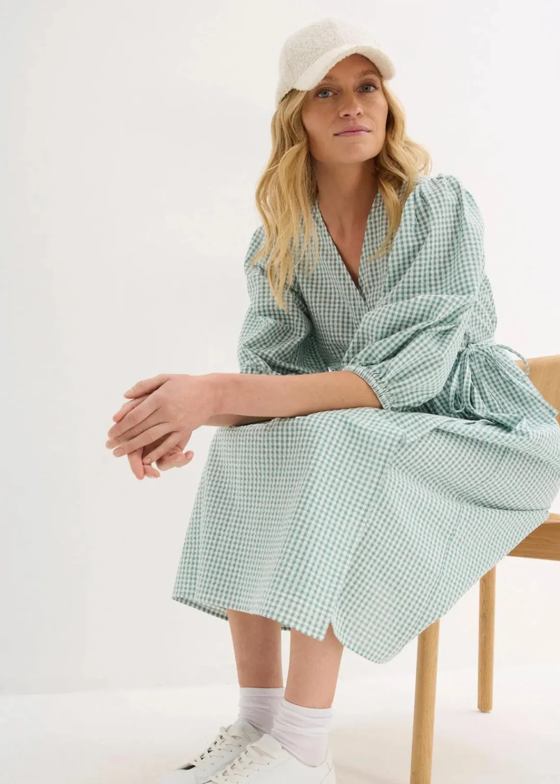 bonprix Kleider|Bekleidung·Pullover & Strickjacken^Wickelkleid aus Strukturmaterial rauchsalbei/wollweiß kariert