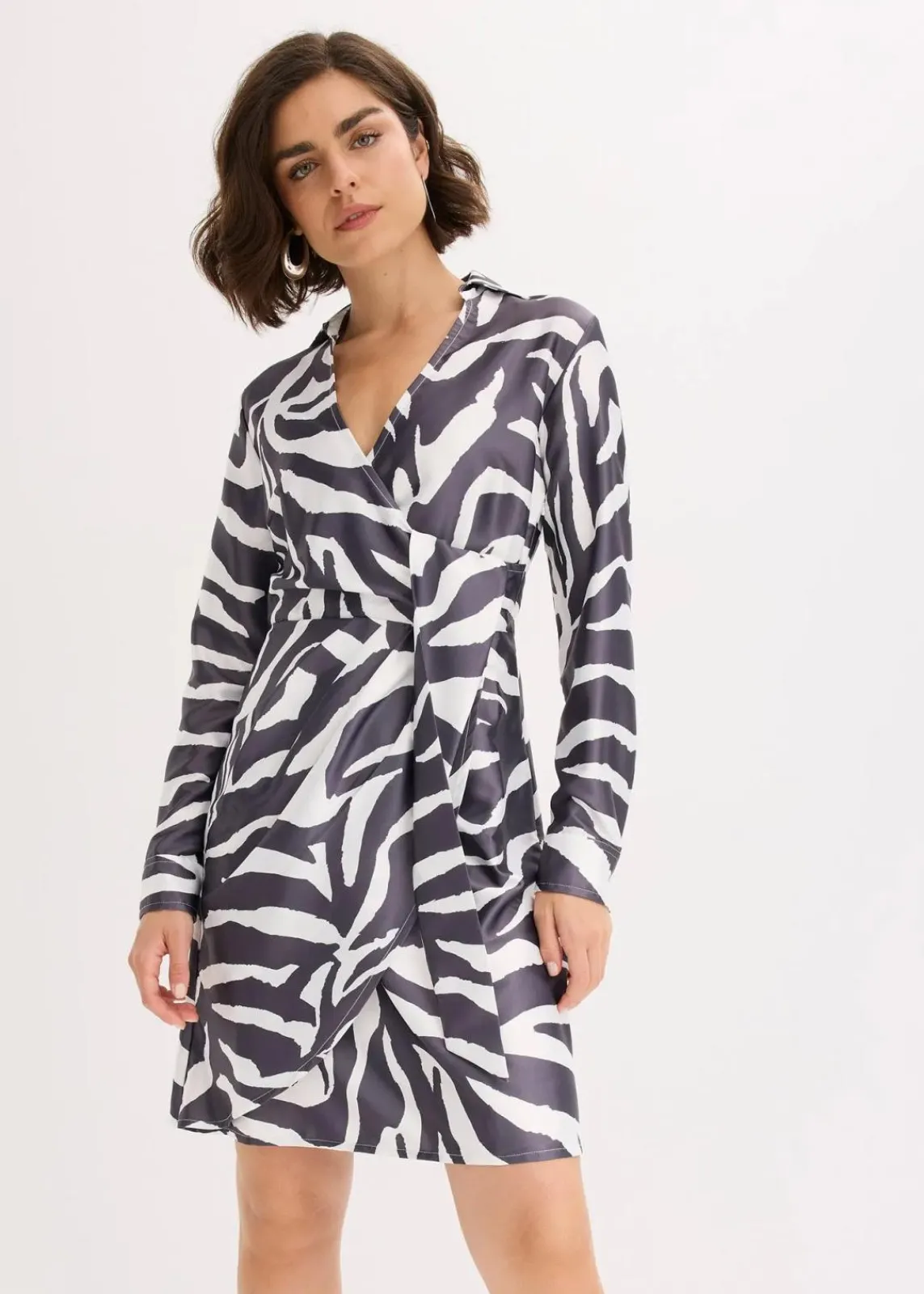 bonprix Bekleidung·Pullover & Strickjacken|Kleider^Wickelkleid aus fließendem Satin wollweiß/anthrazit bedruckt