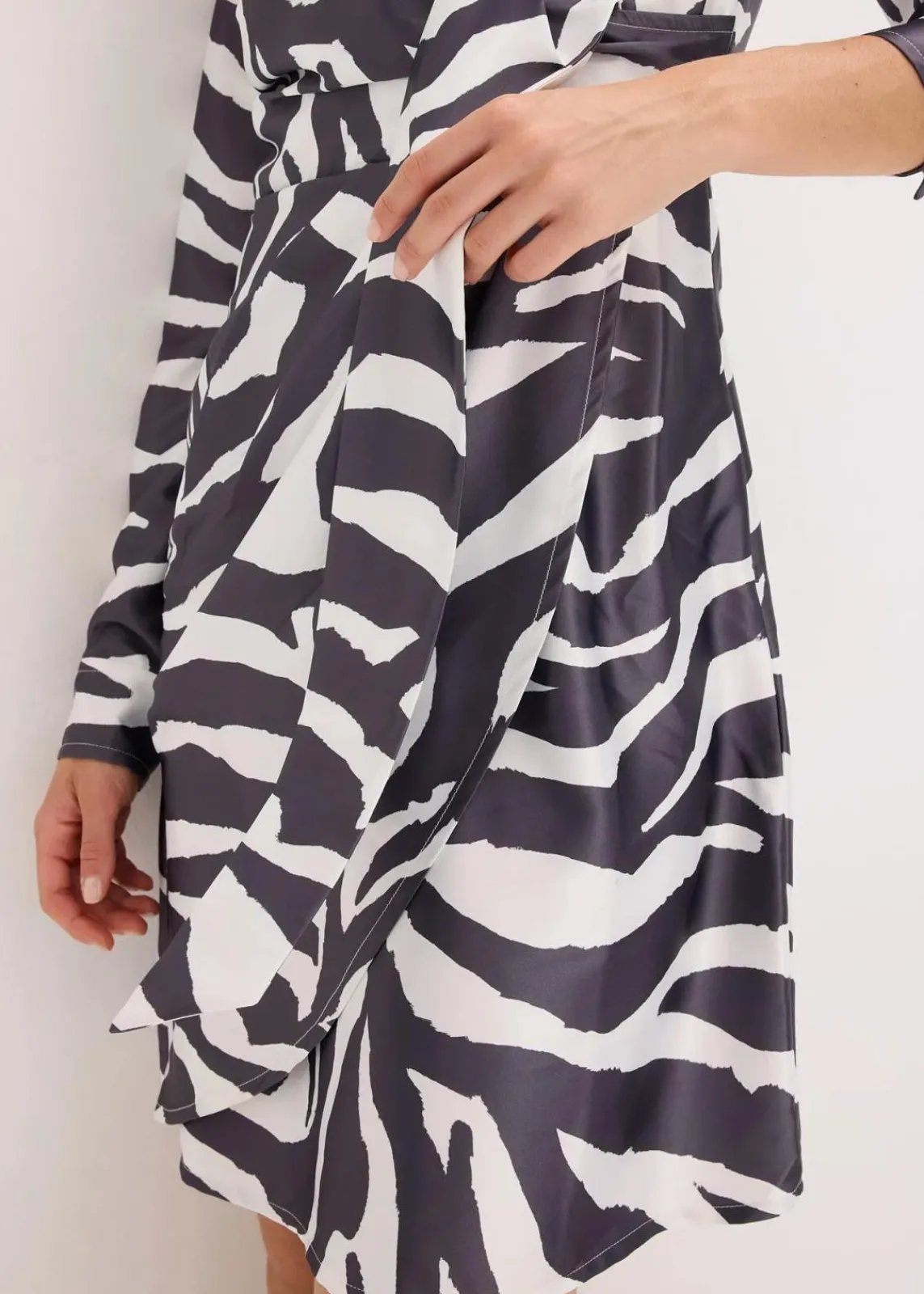 bonprix Bekleidung·Pullover & Strickjacken|Kleider^Wickelkleid aus fließendem Satin wollweiß/anthrazit bedruckt
