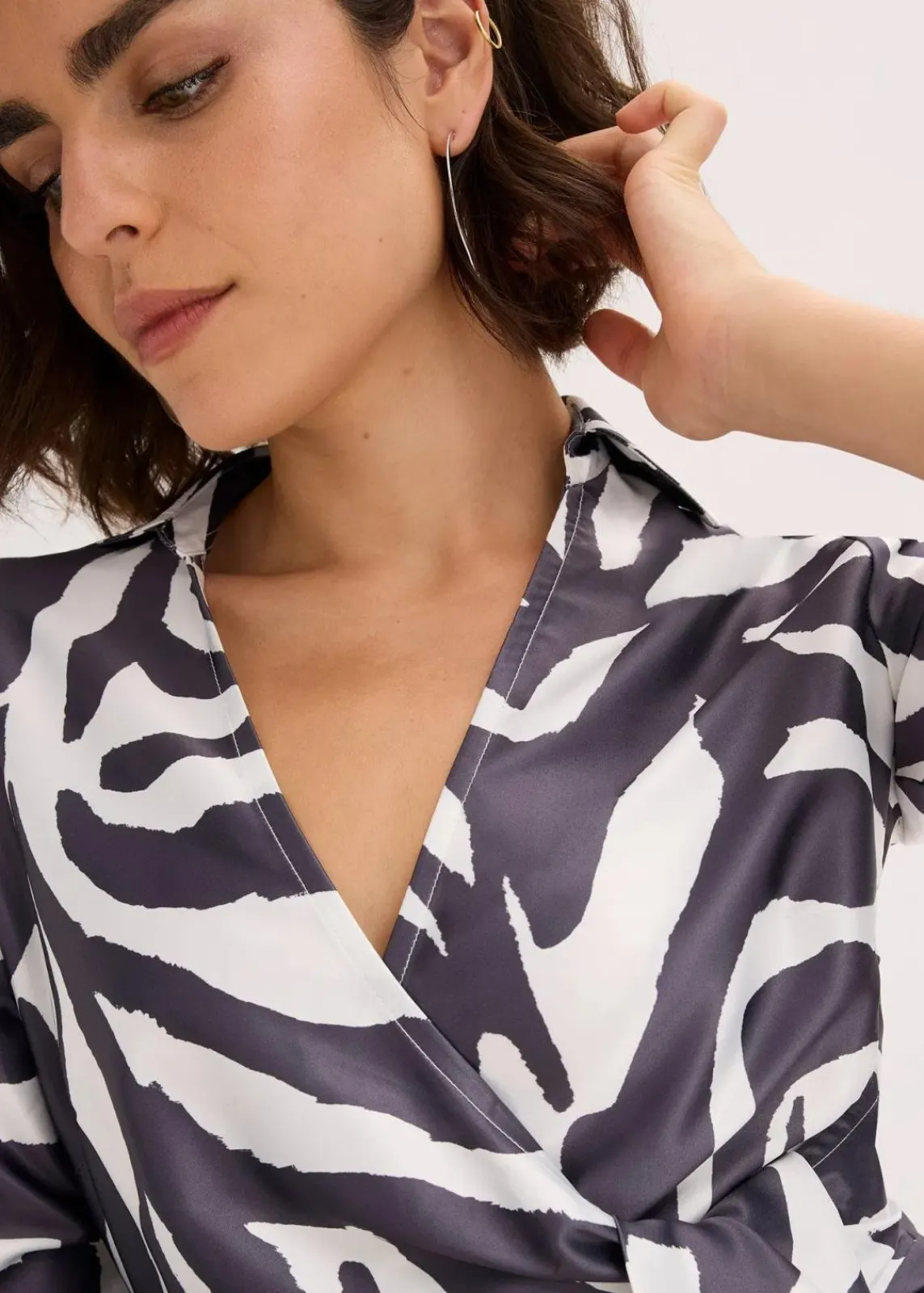bonprix Bekleidung·Pullover & Strickjacken|Kleider^Wickelkleid aus fließendem Satin wollweiß/anthrazit bedruckt