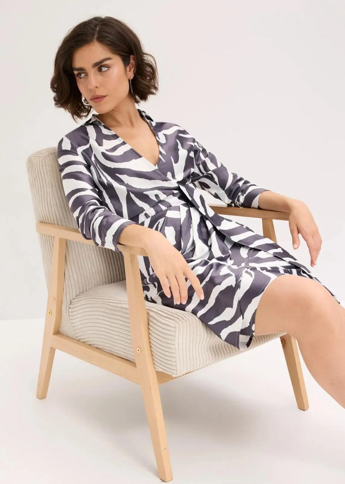 bonprix Bekleidung·Pullover & Strickjacken|Kleider^Wickelkleid aus fließendem Satin wollweiß/anthrazit bedruckt