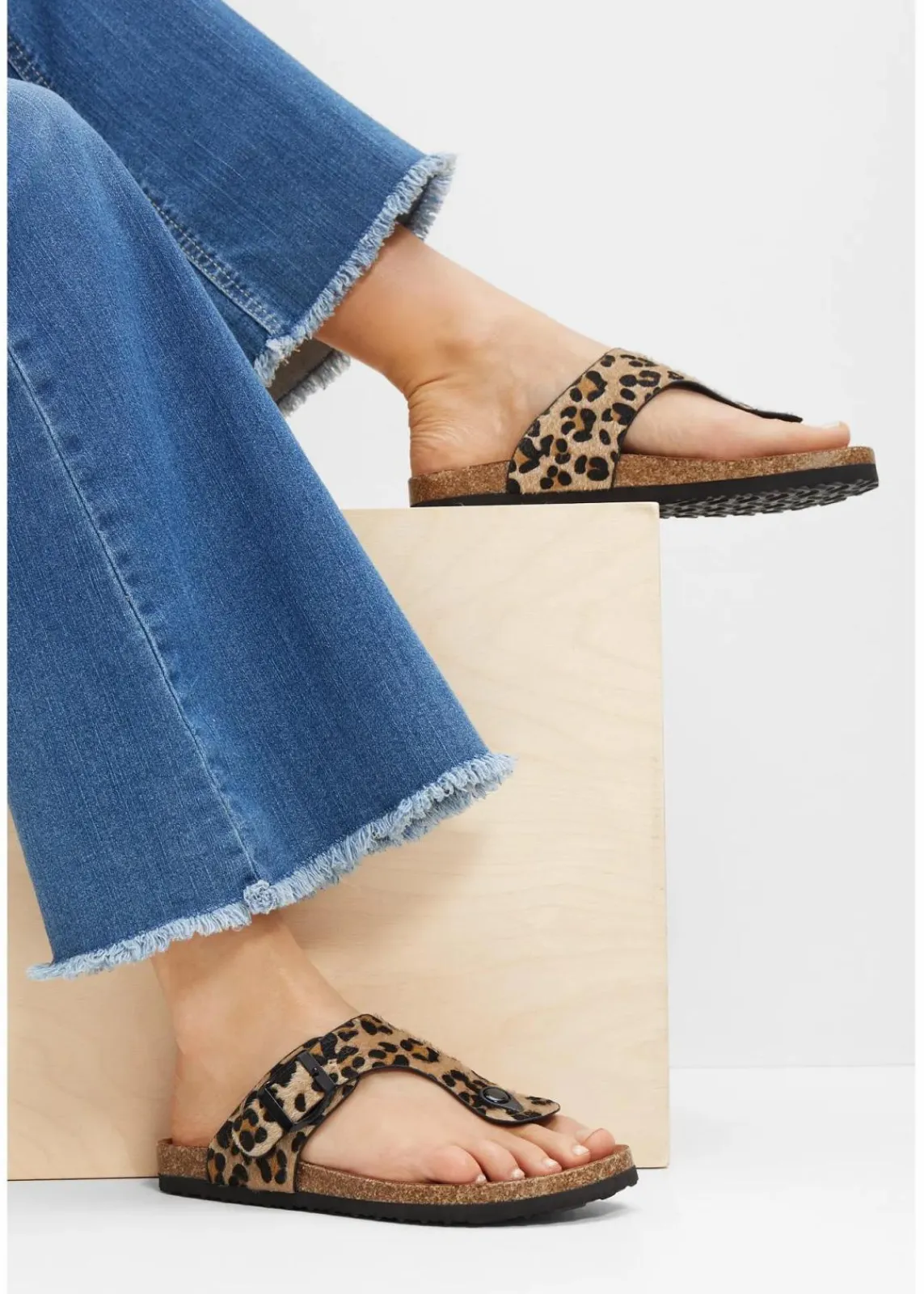 bonprix Sommerschuhe^Zehenstegpantoletten mit bequemem Fußbett beige leo bedruckt