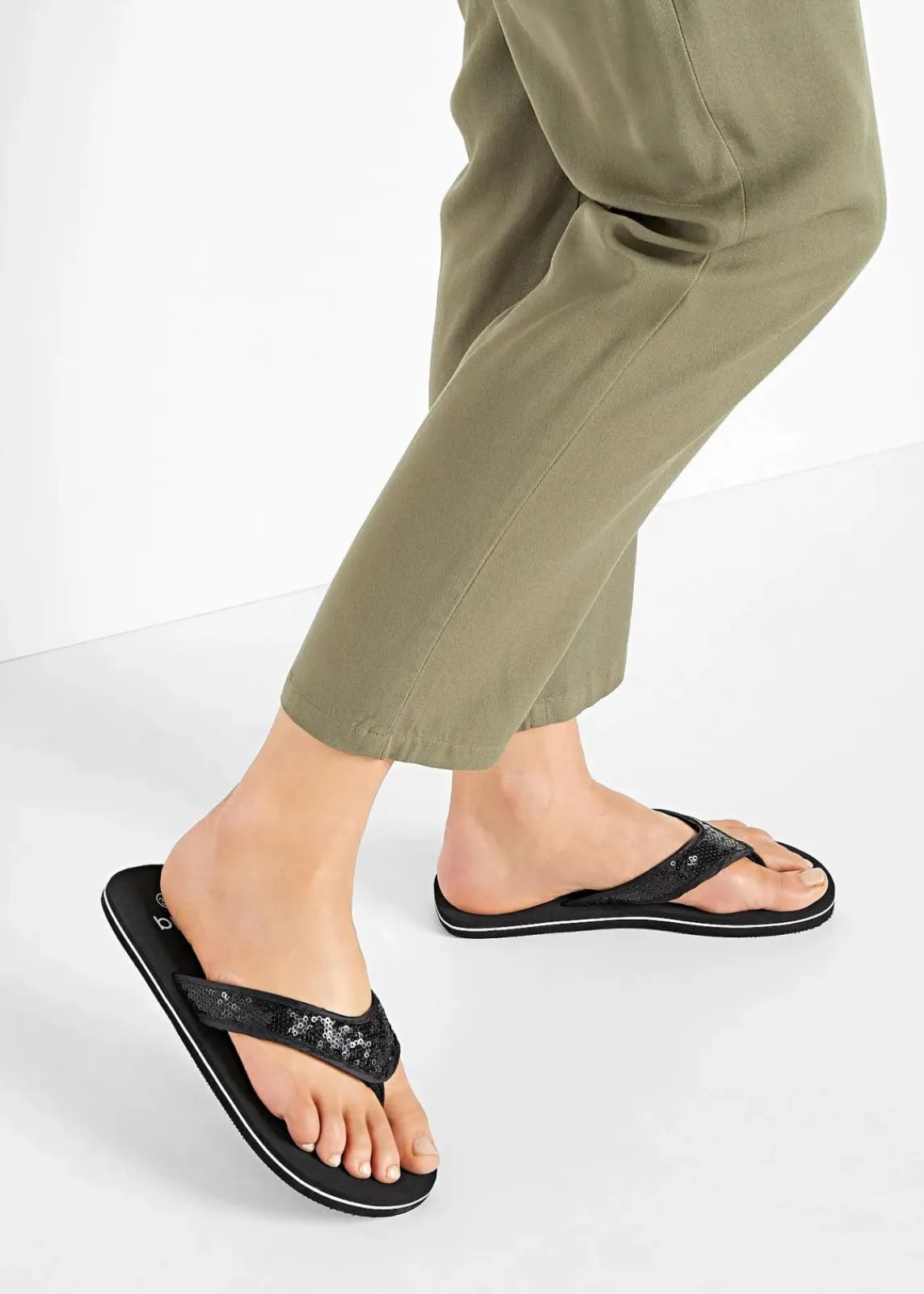 bonprix Strandmode|Sommerschuhe^Zehenstegpantoletten mit Pailletten schwarz