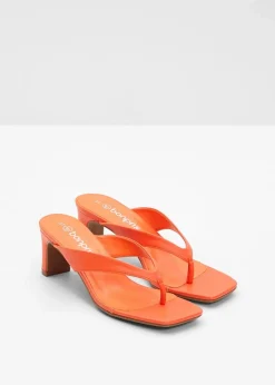 bonprix Sommerschuhe^Zehenstegpantoletten mit Blockabsatz mango