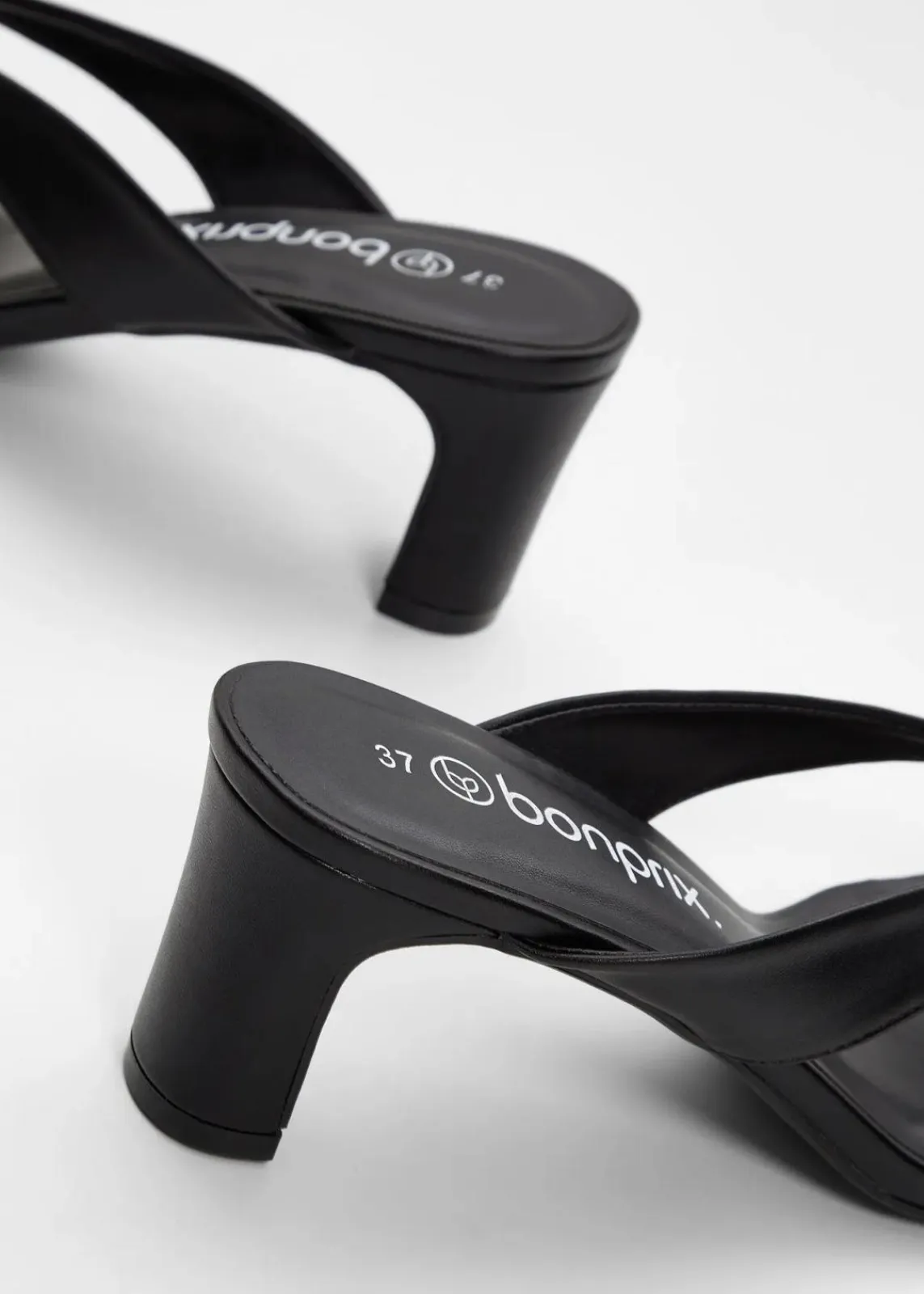 bonprix Sommerschuhe^Zehenstegpantoletten mit Blockabsatz schwarz