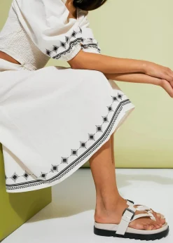 bonprix Sommerschuhe^Zehenstegpantoletten mit Profilsohle cremeweiß