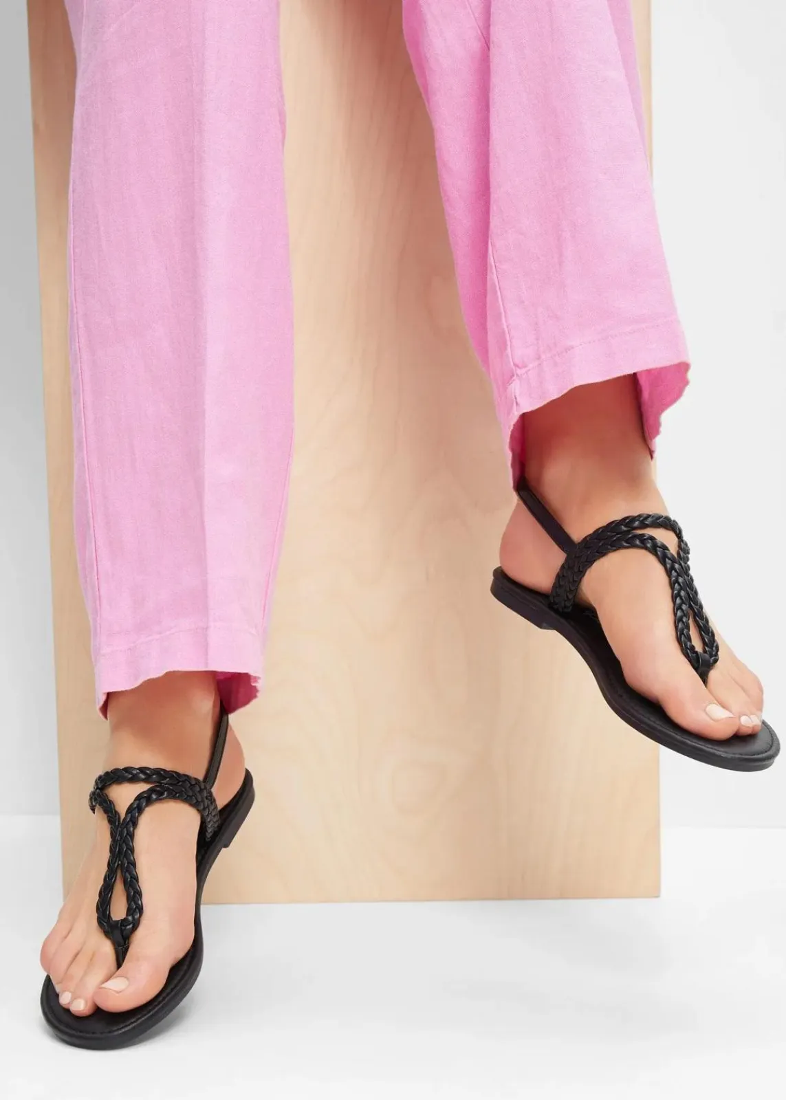bonprix Sommerschuhe|Strandmode^Zehenstegsandalen in Flecht-Optik schwarz